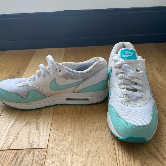 White & Teal Nike Air Max Sneaker Size 9 - Picture 2 of 2